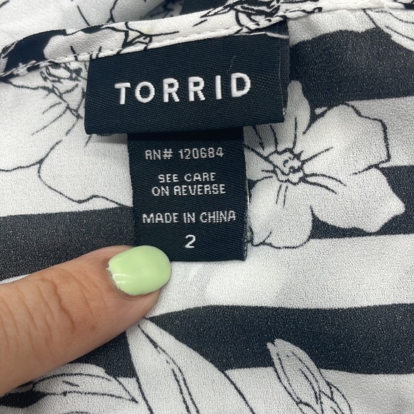 Torrid Size 1 Chiffon Striped Floral Tabk Flowey - Picture 7 of 8